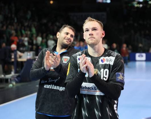GER EHF CL Men Saison 2025 2026 FÜCHSE Berlin vs. NOR Kolstad Handball, 16.10.25, MAX-SCHMELING-HALLE, Berlin Applaus für die Fans, Dejan MILOSAVLJEV (Füchse Berlin 96), Mathias GIDSEL (Füchse Berlin 19)