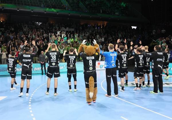GER EHF CL Men Saison 2025 2026 FÜCHSE Berlin vs. NOR Kolstad Handball, 16.10.25, MAX-SCHMELING-HALLE, Berlin Dank an die Fans, Team FÜCHSE Berlin, Fanclub FÜCHSE POWER