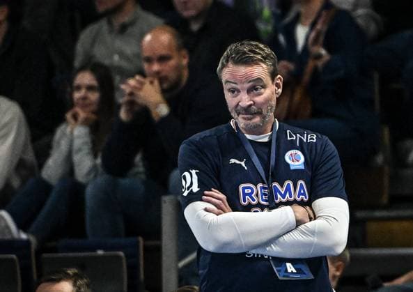 16.09.2025, xlakx, Handball, EHF Champions League, Fuechse Berlin - Kolstad Handball v.l. Christian Berge (Kolstad Handball Trainer) enttaeuscht, schaut enttaeuscht, niedergeschlagen, disappointed Berlin