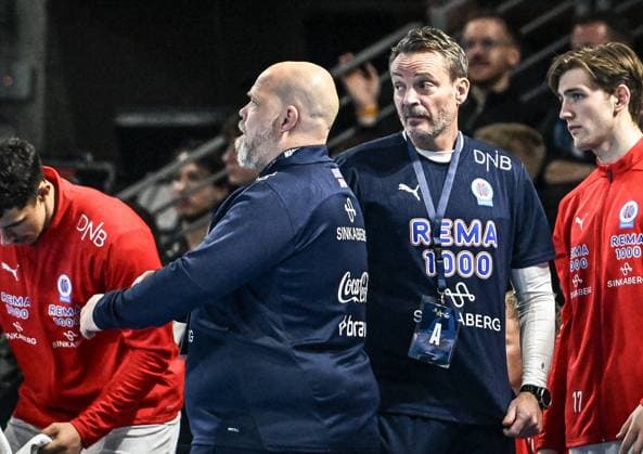 16.09.2025, xlakx, Handball, EHF Champions League, Fuechse Berlin - Kolstad Handball v.l. Stian Gomo Nilsen (Kolstad Handball Co.rTainer), Christian Berge (Kolstad Handball Trainer) enttaeuscht, schaut enttaeuscht, niedergeschlagen, disappointed Berlin
