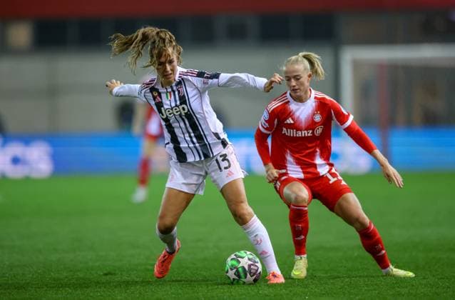 DEU, München, FC Bayern München vs Juventus Turin, Women s Champions League, UEFA, Saison 2526, FC Bayern Campus, 2. Spieltag im Bild v.l.n.r: Lia Wälti (Juventus Turin 13), Lea Schüller (Bayern München 11) DFB DFL REGULATIONS PROHIBIT ANY USE OF PHOTOGRAPHS AS IMAGE SEQUENCES AND OR QUASI-VIDEO, 16.10.2025, Copyright: HMBxMedia HendrikxHamelau