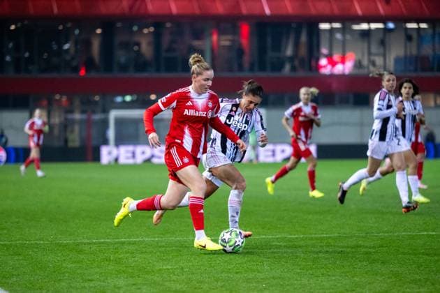 Alara Sehitler (FC Bayern Muenchen, 14) am Ball im Zweikampf mit Estela Carbonell (Juventus Turin, 03), GER, FC Bayern Muenchen vs Juventus Turin, Fussball Uefa Womens Champions League, Ligaphase, 2. Spieltag, Saison 2025 2026, 16.10.2025 GER, FC Bayern Muenchen vs Juventus Turin, Fussball Uefa Womens Champions League, Ligaphase, 2. Spieltag, Saison 2025 2026, 16.10.2025 Muenchen Copyright: xEibner-Pressefoto Memmlerx EP_MMR
