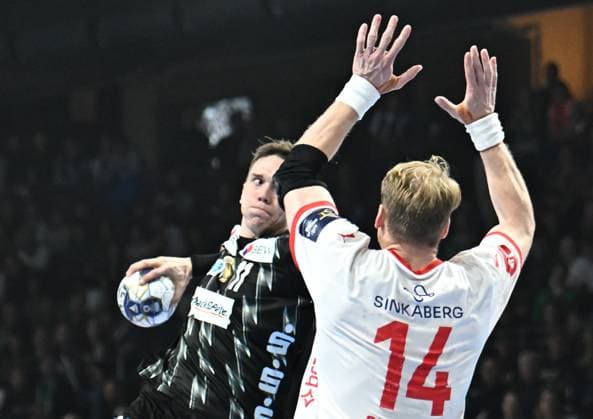 16.09.2025, xlakx, Handball, EHF Champions League, Fuechse Berlin - Kolstad Handball v.l. Lasse Andersson (Fuechse Berlin), Magnus Gullerud (Kolstad Handball) setzt zum Sprungwurf an Berlin