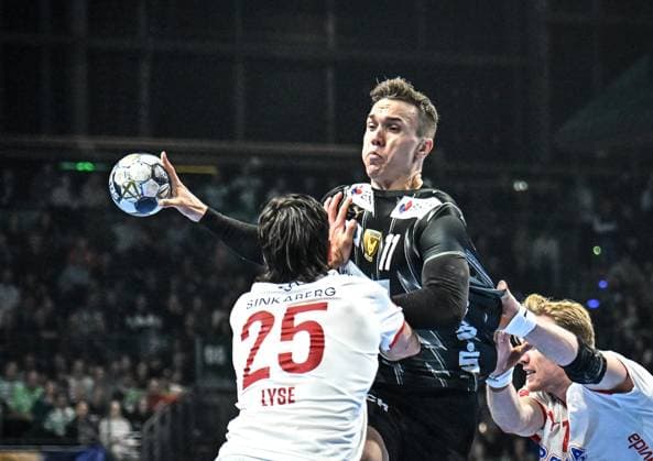 16.09.2025, xlakx, Handball, EHF Champions League, Fuechse Berlin - Kolstad Handball v.l. Simen Ulstad Lyse (Kolstad Handball), Lasse Andersson (Fuechse Berlin), Magnus Gullerud (Kolstad Handball) Zweikampf, Duell, Kampf, tackle Berlin