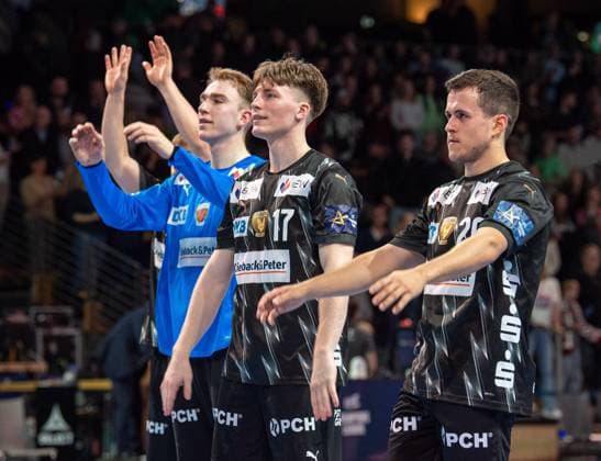 Handball, Herren, Saison 2025 2026, Champions League (Gruppe A, 5. Spieltag), Füchse Berlin - Kolstad Handball, v.l. Torhüter Lasse Ludwig (Füchse Berlin), Nils Lichtlein (Füchse Berlin), Tim Freihöfer (Füchse Berlin), 16.10.2025, Copyright: xSebastianxRäppold MatthiasxKochx