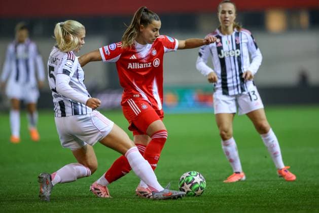 DEU, München, FC Bayern München vs Juventus Turin, Women s Champions League, UEFA, Saison 2526, FC Bayern Campus, 2. Spieltag im Bild v.l.n.r: Mathilde Harviken (Juventus Turin 5), Lena Oberdorf (Bayern München 8), Zweikampf DFB DFL REGULATIONS PROHIBIT ANY USE OF PHOTOGRAPHS AS IMAGE SEQUENCES AND OR QUASI-VIDEO, 16.10.2025, Copyright: HMBxMedia HendrikxHamelau