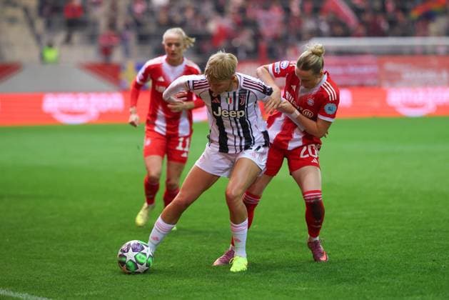 Krumbiegel Paulina (27, Juventus Turin) und Franziska Kett (20, FC Bayern München) beim Spiel zwischen FC Bayern München v Juventus Turin, Fußball, UEFA Women s Champions League 2025 2026, 2.Spieltag am 16.10.2025 in München, FC Bayern Campus. DFL and DFB regulations prohibit any use of photographs as image sequences and or quasi-video. Bayern Deutschland