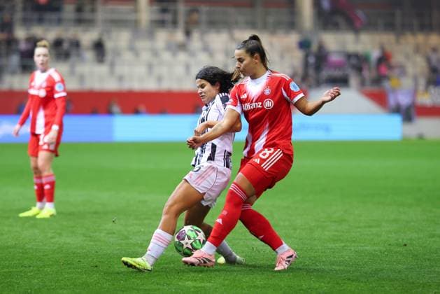 Lena Oberdorf (8, FC Bayern München) und Schatzer Eva (6, Juventus Turin) beim Spiel zwischen FC Bayern München v Juventus Turin, Fußball, UEFA Women s Champions League 2025 2026, 2.Spieltag am 16.10.2025 in München, FC Bayern Campus. DFL and DFB regulations prohibit any use of photographs as image sequences and or quasi-video. Bayern Deutschland