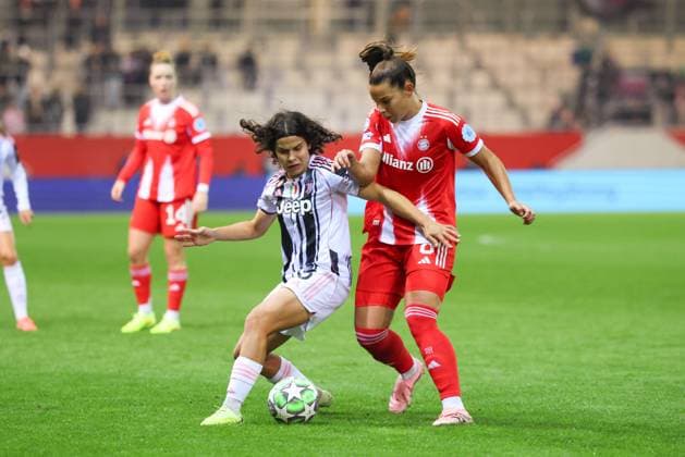 Lena Oberdorf (8, FC Bayern München) und Schatzer Eva (6, Juventus Turin) beim Spiel zwischen FC Bayern München v Juventus Turin, Fußball, UEFA Women s Champions League 2025 2026, 2.Spieltag am 16.10.2025 in München, FC Bayern Campus. DFL and DFB regulations prohibit any use of photographs as image sequences and or quasi-video. Bayern Deutschland