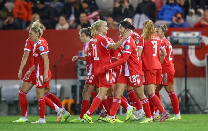 DEU, München, FC Bayern München vs Juventus Turin, Women s Champions League, UEFA, Saison 2526, FC Bayern Campus, 2. Spieltag im Bild: Pernille Harder (Bayern München 21) erzielt das Tor zum 1:0, Jubel mit dem Team DFB DFL REGULATIONS PROHIBIT ANY USE OF PHOTOGRAPHS AS IMAGE SEQUENCES AND OR QUASI-VIDEO, 16.10.2025, Copyright: HMBxMedia HendrikxHamelau