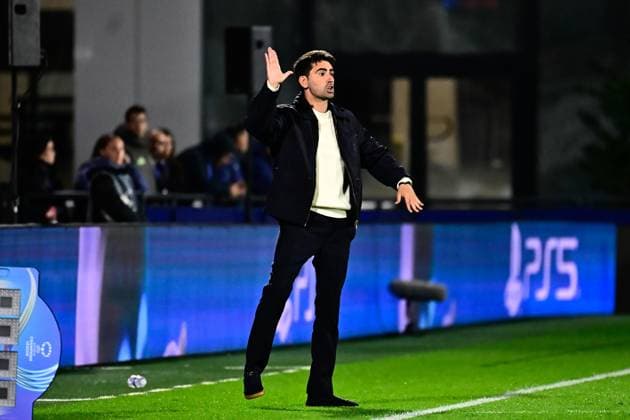 FOOTBALL : PSG vs Real Madrid - Ligue des Champions Feminine - 15 10 2025 Pau Quesada ( coach Real Madrid ) during the UEFA Women s Champions League match between Paris Saint Germain and Real Madrid CF at Campus de Poissy on october 15, 2025 in Possy, France. ( Photo by Federico Pestellini PsnewZ ) - PossyFrance  Copyright: xFedericoxPestellinix