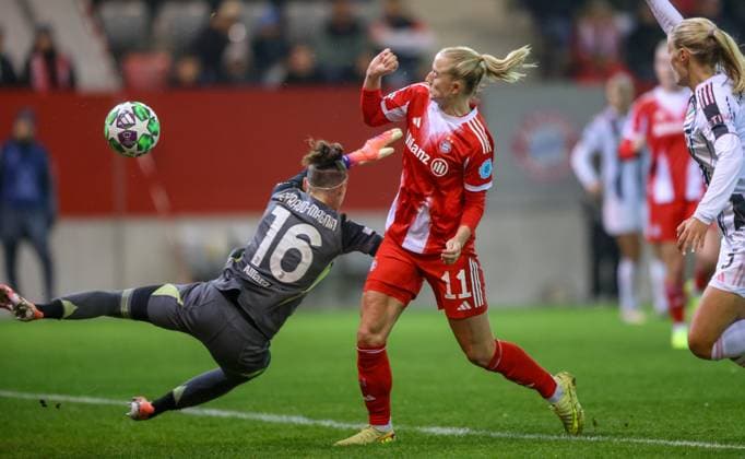 DEU, München, FC Bayern München vs Juventus Turin, Women s Champions League, UEFA, Saison 2526, FC Bayern Campus, 2. Spieltag im Bild: Lea Schüller (Bayern München 11) erzielt das Tor zum 2:1, Jubel DFB DFL REGULATIONS PROHIBIT ANY USE OF PHOTOGRAPHS AS IMAGE SEQUENCES AND OR QUASI-VIDEO, 16.10.2025, Copyright: HMBxMedia HendrikxHamelau