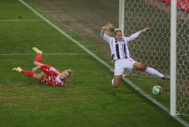 Bayerns 11 Lea SCHUELLER (SCHÜLLER) trifft ins Tor zum 2:1. Frauenfussball: Muenchen - Turin. Frauen - Fußball - Championsleague, FC Bayern München - Juventus Turin, Spieltag 2, Saison 2025-2026, am 16.10.2025 in Muenchen, F C B A Y E R N C A M P U S, Deutschland. Quelle Copyright Credit : Oryk HAIST