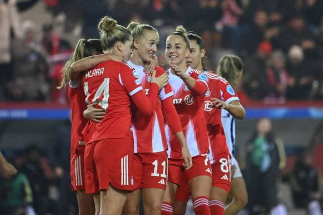 kollektiver Torjubel um Lea SCHUELLER (FCB) nach Tor zum 2-1, Jubel,Freude,Begeisterung,Aktion, FC Bayern Muenchen -Juventus Turin Fussball Champions League der Frauen am 16.10.2025 FC BAYERN CAMPUS Â