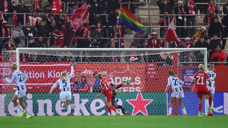 Lea Schüller (11, FC Bayern München) kann den Ball nicht ins Tor bringen beim Spiel zwischen FC Bayern München v Juventus Turin, Fußball, UEFA Women s Champions League 2025 2026, 2.Spieltag am 16.10.2025 in München, FC Bayern Campus. DFL and DFB regulations prohibit any use of photographs as image sequences and or quasi-video. Bayern Deutschland