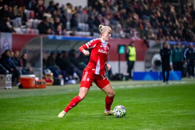Lea Schueller (FC Bayern Muenchen, 11) am Ball, GER, FC Bayern Muenchen vs Juventus Turin, Fussball Uefa Womens Champions League, Ligaphase, 2. Spieltag, Saison 2025 2026, 16.10.2025 GER, FC Bayern Muenchen vs Juventus Turin, Fussball Uefa Womens Champions League, Ligaphase, 2. Spieltag, Saison 2025 2026, 16.10.2025 Muenchen Copyright: xEibner-Pressefoto Memmlerx EP_MMR