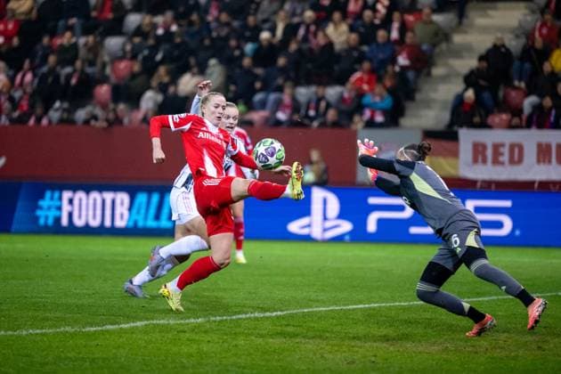 Lea Schueller (FC Bayern Muenchen, 11) trifft das Tor zum 2:1 Sieg im Zweikampf mit Pauline Peyraud-Magnin (Juventus Turin, 16), GER, FC Bayern Muenchen vs Juventus Turin, Fussball Uefa Womens Champions League, Ligaphase, 2. Spieltag, Saison 2025 2026, 16.10.2025 GER, FC Bayern Muenchen vs Juventus Turin, Fussball Uefa Womens Champions League, Ligaphase, 2. Spieltag, Saison 2025 2026, 16.10.2025 Muenchen Copyright: xEibner-Pressefoto Memmlerx EP_MMR