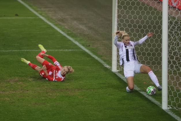 Bayerns 11 Lea SCHUELLER (SCHÜLLER) trifft ins Tor zum 2:1. Frauenfussball: Muenchen - Turin. Frauen - Fußball - Championsleague, FC Bayern München - Juventus Turin, Spieltag 2, Saison 2025-2026, am 16.10.2025 in Muenchen, F C B A Y E R N C A M P U S, Deutschland. Quelle Copyright Credit : Oryk HAIST