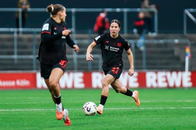Google Pixel Frauen-Bundesliga: 1.FC Köln- Bayer 04 Leverkusen; 16.10.2025 Julia Schiffarth (1. FC Köln, 22) am Ball Google Pixel Frauen-Bundesliga: 1.FC Köln- Bayer 04 Leverkusen, Franz-Kremer-Stadion ;16.10.2025 Copyright: xBEAUTIFULxSPORTS Freisenx