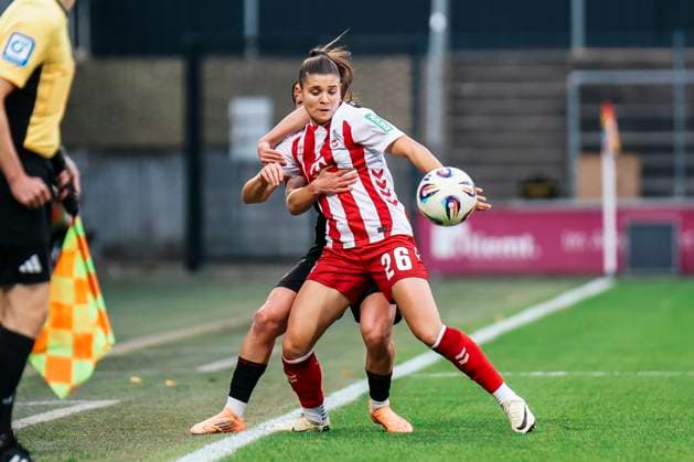 Google Pixel Frauen-Bundesliga: 1.FC Köln- Bayer 04 Leverkusen; 16.10.2025 Martyna Wiankowska (1. FC Köln, 26) im Zweikampf Google Pixel Frauen-Bundesliga: 1.FC Köln- Bayer 04 Leverkusen, Franz-Kremer-Stadion ;16.10.2025 Copyright: xBEAUTIFULxSPORTS Freisenx