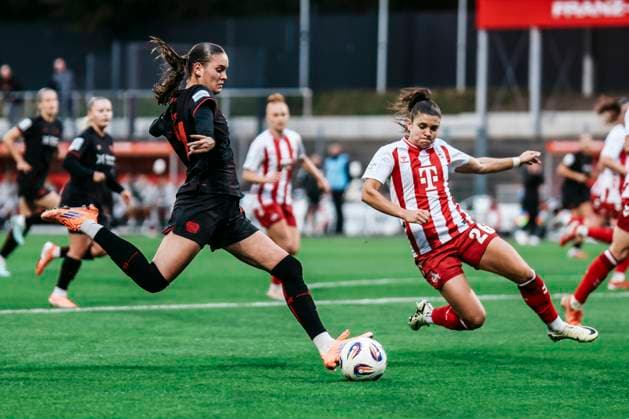 Google Pixel Frauen-Bundesliga: 1.FC Köln- Bayer 04 Leverkusen; 16.10.2025 Valentina Mädl (Bayer 04 Leverkusen, 17) Martyna Wiankowska (1. FC Köln, 26) Google Pixel Frauen-Bundesliga: 1.FC Köln- Bayer 04 Leverkusen, Franz-Kremer-Stadion ;16.10.2025 Copyright: xBEAUTIFULxSPORTS Freisenx