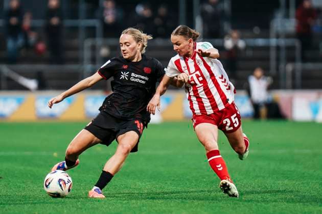 Google Pixel Frauen-Bundesliga: 1.FC Köln- Bayer 04 Leverkusen; 16.10.2025 Sofie Zdebel (Bayer 04 Leverkusen, 16) im Zweikampf mit Laura Donhauser (1. FC Köln, 25) Google Pixel Frauen-Bundesliga: 1.FC Köln- Bayer 04 Leverkusen, Franz-Kremer-Stadion ;16.10.2025 Copyright: xBEAUTIFULxSPORTS Freisenx