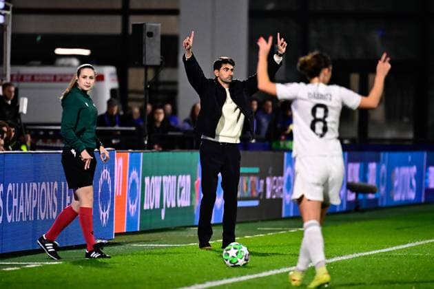 FOOTBALL : PSG vs Real Madrid - Ligue des Champions Feminine - 15 10 2025 Pau Quesada ( coach Real Madrid ) celebrates during the UEFA Women s Champions League match between Paris Saint Germain and Real Madrid CF at Campus de Poissy on october 15, 2025 in Possy, France. ( Photo by Federico Pestellini PsnewZ ) - PossyFrance  Copyright: xFedericoxPestellinix