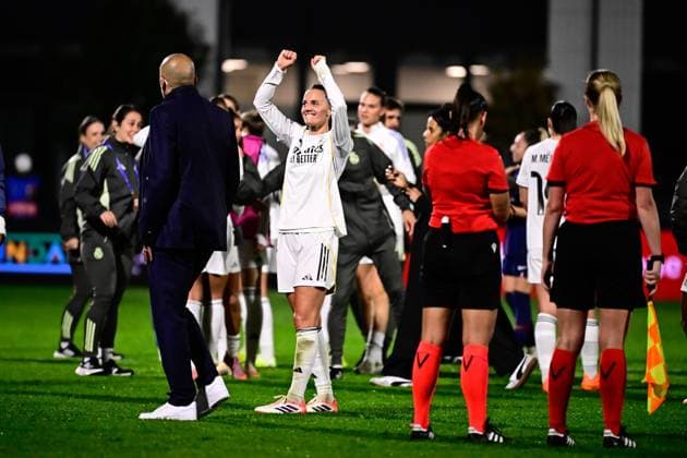 FOOTBALL : PSG vs Real Madrid - Ligue des Champions Feminine - 15 10 2025 Sandie Toletti ( 6 - Real Madrid ) and Real Madrid players celebrate their side s victory after the UEFA Women s Champions League match between Paris Saint Germain and Real Madrid CF at Campus de Poissy on october 15, 2025 in Possy, France. ( Photo by Federico Pestellini PsnewZ ) - PossyFrance  Copyright: xFedericoxPestellinix