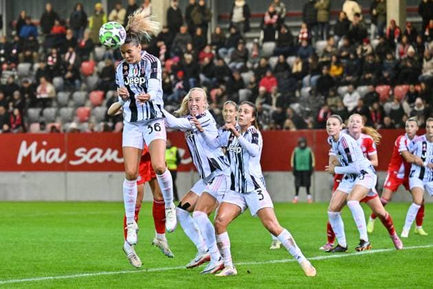 UEFA Womens s Champions League; FC Bayern Munich - Juventus Turin; 16.10.2025 MUNICH, GERMANY - Michela CAMBIAGHI (Juventus Turin 36) makes a header afer a corner kick during the UWCL match between FC Bayern Munich vs. Juventus FC on matchday 2 at FC Bayern Campus on October 16, 2025 in Munich, Germany Copyright: xBEAUTIFULxSPORTS Goldbergx