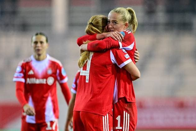 v.li.: Glodis Perla VIGGOSDOTTIR (FC Bayern München , 4) und Siegtorschützin Lea SCHÜLLER (Schueller, FC Bayern München, FCB, 11) mit Schlussjubel, 16.10.2025, München (Deutschland), Fussball, UEFA Womens Champions League, Ligaphase 2. Spieltag, FC Bayern München - Juventus Turin, THE EVENT REGULATIONS PROHIBIT ANY USE OF PHOTOGRAPHS AS IMAGE SEQUENCES AND OR QUASI-VIDEOS.