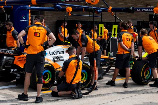 Formula 1 MSC Cruises United States Grand Prix 2025 Alexis Perrin OVERTAKE MAXPPP - Austin 16 10 2025 Pit stop practice McLaren F1 Team at the Formula 1 MSC Cruises United States Grand Prix 2025, the 19th round of the 2025 FIA Formula 1 World Championship, WM, Weltmeisterschaft at the Circuit of The Americas in Austin, Texas, United States, from October 16 to 19, 2025 Austin Circuit of The Americas United States  Copyright: xOVERTAKE MAXPPPxAlexisxPerrinx OVT202510169880 OVT202510169880