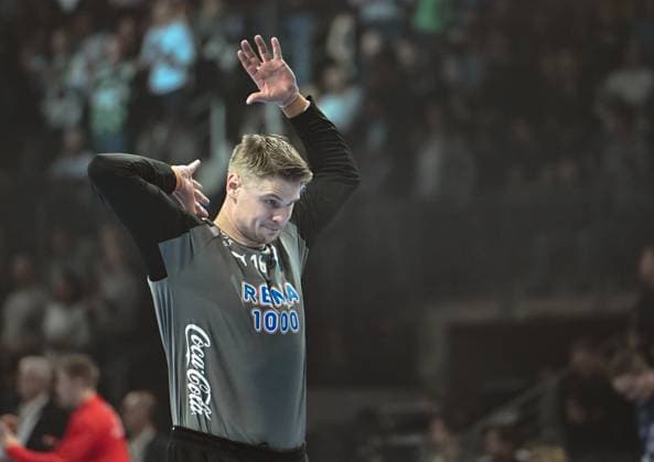 16.09.2025, xlakx, Handball, EHF Champions League, Fuechse Berlin - Kolstad Handball v.l. Nicolai Neupart (Kolstad Handball) gibt Anweisungen, gestikuliert mit den Armen, gesticulate, gives instructions Berlin