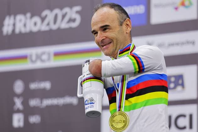 2025 UCI Para-Cycling Track World Championships Picture by Alex Whitehead SWpix.com - 16 10 2025 - Cycling - 2025 UCI Para-Cycling Track World Championships - Rio Olympic Velodrome, Rio de Janeiro, Brazil - MC1 1 Km Time Trial Podium - Ricardo Ten Argiles (Spain) receiving the Gold Medal to become World Champion Copyright: x xSWpix.comx(t axPhotographyxHubxLtd)xAlexxWhitehead SWpix.comx SWP-3030-9583