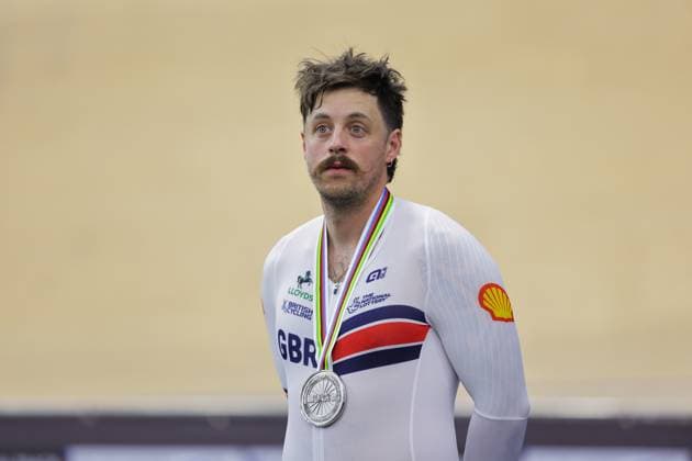 2025 UCI Para-Cycling Track World Championships Picture by Alex Whitehead SWpix.com - 16 10 2025 - Cycling - 2025 UCI Para-Cycling Track World Championships - Rio Olympic Velodrome, Rio de Janeiro, Brazil - MC5 1 Km Time Trial Podium - Blaine Hunt (Great Britain) receiving the Silver Medal Copyright: x xSWpix.comx(t axPhotographyxHubxLtd)xAlexxWhitehead SWpix.comx SWP-3030-9584