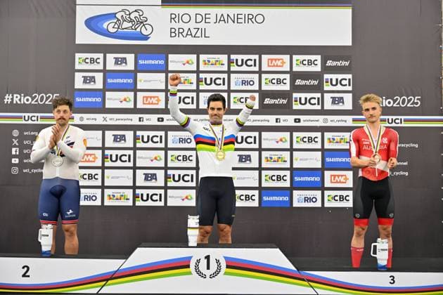 2025 UCI Para-Cycling Track World Championships Picture by Simon Wilkinson SWpix.com - 16 10 2025 - Cycling - 2025 UCI Para-Cycling Track World Championships - Rio Olympic Velodrome, Rio de Janeiro, Brazil - MC5 1 Km Time Trial Podium - Alfonso Cabello Llamas (Spain) receiving the Gold Medal to become World Champion with Blaine Hunt (Great Britain) receiving the Silver Medal and Franz-Josef Lässer (Austria) receiving the Bronze Medal Copyright: x xSWpix.comx(t axPhotographyxHubxLtd)xSimonxWilkinson SWpix.comx SWP-3030-9589