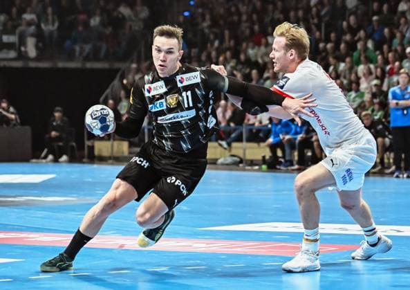 16.09.2025, xlakx, Handball, EHF Champions League, Fuechse Berlin - Kolstad Handball v.l. Lasse Andersson (Fuechse Berlin), Magnus Gullerud (Kolstad Handball) Zweikampf, Duell, Kampf, tackle Berlin