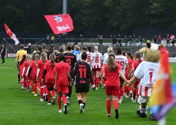 16.10.2025, xophax, Fussball Frauen Bundesliga Google Pixel Frauen-Bundesliga 25 26 Geissbockheim Franz Kremer Stadion Köln Wiederholungsspiel : 1.FC Köln gegen Bayer Leverkusen Einlaufen der Mannschaften , Derby Köln