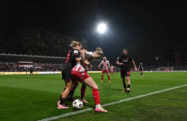 16.10.2025, xophax, Fussball Frauen Bundesliga Google Pixel Frauen-Bundesliga 25 26 Geissbockheim Franz Kremer Stadion Köln Wiederholungsspiel : 1.FC Köln gegen Bayer Leverkusen Franz Kremer Stadion mit Flutlicht , Zweikampf Köln