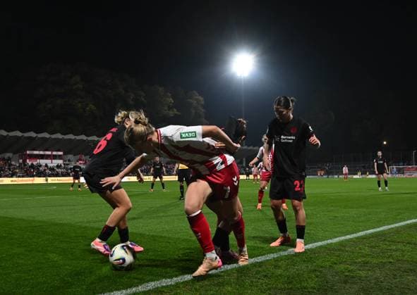 16.10.2025, xophax, Fussball Frauen Bundesliga Google Pixel Frauen-Bundesliga 25 26 Geissbockheim Franz Kremer Stadion Köln Wiederholungsspiel : 1.FC Köln gegen Bayer Leverkusen Franz Kremer Stadion mit Flutlicht , Zweikampf Köln