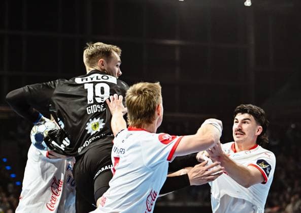 16.09.2025, xlakx, Handball, EHF Champions League, Fuechse Berlin - Kolstad Handball v.l. Mathias Gidsel (Fuechse Berlin), Adrian Aalberg (Kolstad Handball), Simen Ulstad Lyse (Kolstad Handball) Zweikampf, Duell, Kampf, tackle Berlin