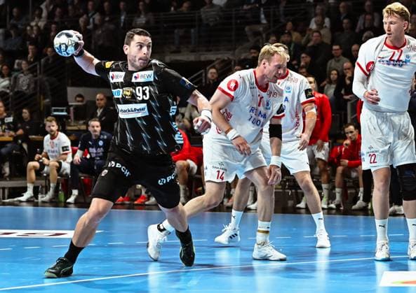 16.09.2025, xlakx, Handball, EHF Champions League, Fuechse Berlin - Kolstad Handball v.l. Mijajlo Marsenic (Fuechse Berlin), Magnus Gullerud (Kolstad Handball), Simon Jeppsson (Kolstad Handball) wirft Tor, Torschuetze, erzielt Tor, Treffer, scores the goal Berlin