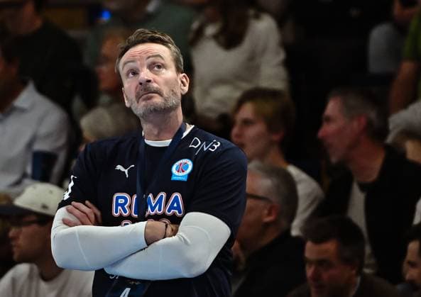 16.09.2025, xlakx, Handball, EHF Champions League, Fuechse Berlin - Kolstad Handball v.l. Christian Berge (Kolstad Handball Trainer) enttaeuscht, schaut enttaeuscht, niedergeschlagen, disappointed Berlin