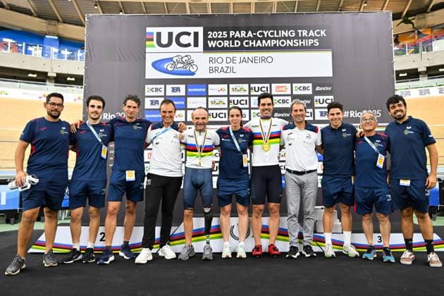 2025 UCI Para-Cycling Track World Championships Picture by Simon Wilkinson SWpix.com - 16 10 2025 - Cycling - 2025 UCI Para-Cycling Track World Championships - Rio Olympic Velodrome, Rio de Janeiro, Brazil - MC1 1 Km Time Trial Podium - Ricardo Ten Argiles (Spain) receiving the Gold Medal to become World Champion with team members Copyright: x xSWpix.comx(t axPhotographyxHubxLtd)xSimonxWilkinson SWpix.comx SWP-3030-9605