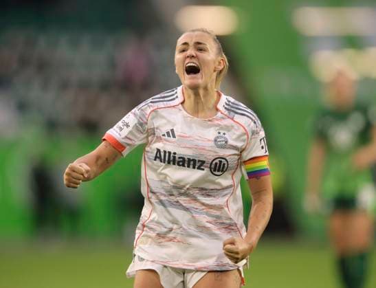 Foto : Jubel nach dem Schlußpfiff bei den Spielerinnen vom FC Bayern , hier freut sich Georgia STANWAY Fussball 1. Bundesliga Frauen , 6. Spieltag am Sa. 11.10.2025 VfL Wolfsburg - FC Bayern München 1 - 3