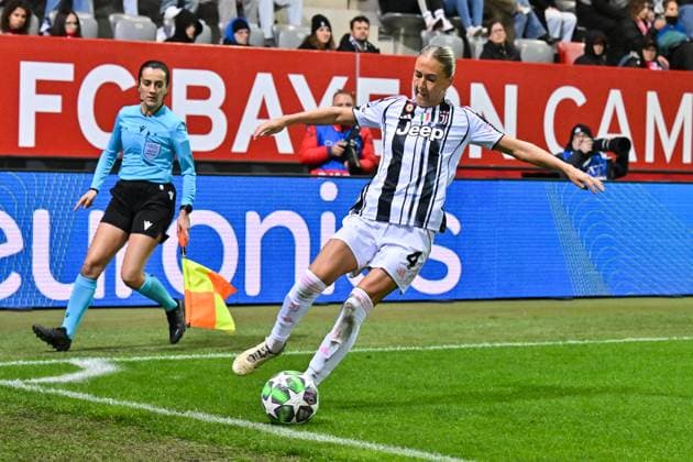 UEFA Womens s Champions League; FC Bayern Munich - Juventus Turin; 16.10.2025 MUNICH, GERMANY - OCTOBER 16: with ball Emma KULLBERG (Juventus Turin 4) during the UWCL match between FC Bayern Munich vs. Juventus FC on matchday 2 at FC Bayern Campus on October 16, 2025 in Munich, Germany Copyright: xBEAUTIFULxSPORTS Goldbergx