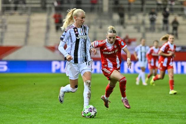 UEFA Womens s Champions League; FC Bayern Munich - Juventus Turin; 16.10.2025 MUNICH, GERMANY - OCTOBER 16: Amalie VANGSGAARD (Juventus Turin 14) against Franziska KETT (FC Bayern Munich 20) during the UWCL match between FC Bayern Munich vs. Juventus FC on matchday 2 at FC Bayern Campus on October 16, 2025 in Munich, Germany Copyright: xBEAUTIFULxSPORTS Goldbergx