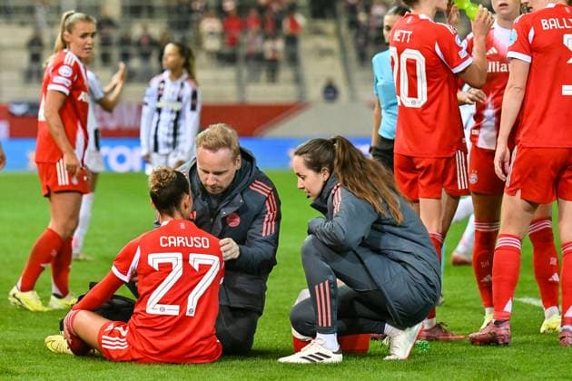 UEFA Womens s Champions League; FC Bayern Munich - Juventus Turin; 16.10.2025 MUNICH, GERMANY - OCTOBER 16: the injured Arianna CARUSO (FC Bayern Munich 27) must be substituted during the UWCL match between FC Bayern Munich vs. Juventus FC on matchday 2 at FC Bayern Campus on October 16, 2025 in Munich, Germany Copyright: xBEAUTIFULxSPORTS Goldbergx