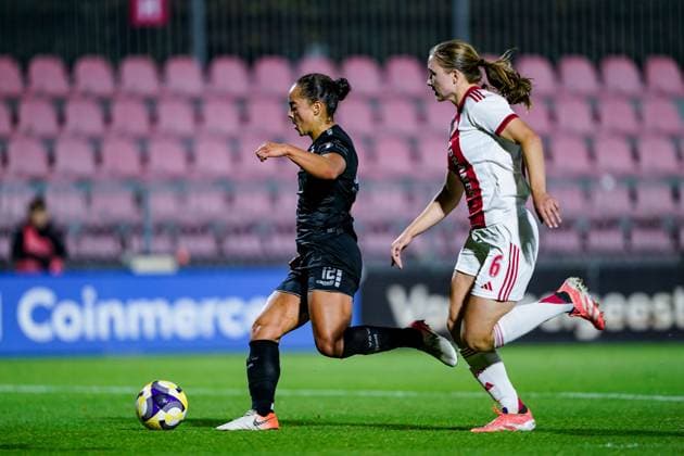 Netherlands: UEFA Women s Europa Cup, Ajax Amsterdam vs GC Frauenfussball, De Toekomst, Amsterdam: Kayla Jay Mckenna (12 Grasshopper Club) im Zweikampf gegen Jonna van de Velde (6 Ajax) Copyright: xDanielaxPorcellix