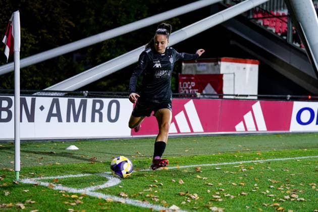 Netherlands: UEFA Women s Europa Cup, Ajax Amsterdam vs GC Frauenfussball, De Toekomst, Amsterdam: Nicole Arcangeli (14 Grasshopper Club) corner kick Copyright: xDanielaxPorcellix