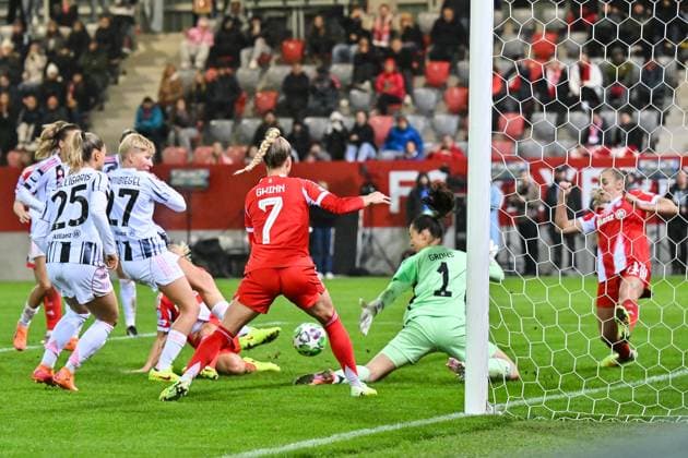 UEFA Womens s Champions League; FC Bayern Munich - Juventus Turin; 16.10.2025 MUNICH, GERMANY - OCTOBER 16: in the stoppage time Maria-Luisa GROHS (FC Bayern Munich 1) saves a shot from Paulina KRUMBIEGEL (Juventus Turin 27) during the UWCL match between FC Bayern Munich vs. Juventus FC on matchday 2 at FC Bayern Campus on October 16, 2025 in Munich, Germany Copyright: xBEAUTIFULxSPORTS Goldbergx